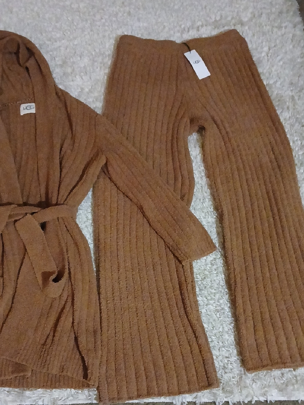 UGG LOUNGE SET (PLEASE READ DESCRIPTION) - Picture 5 of 9